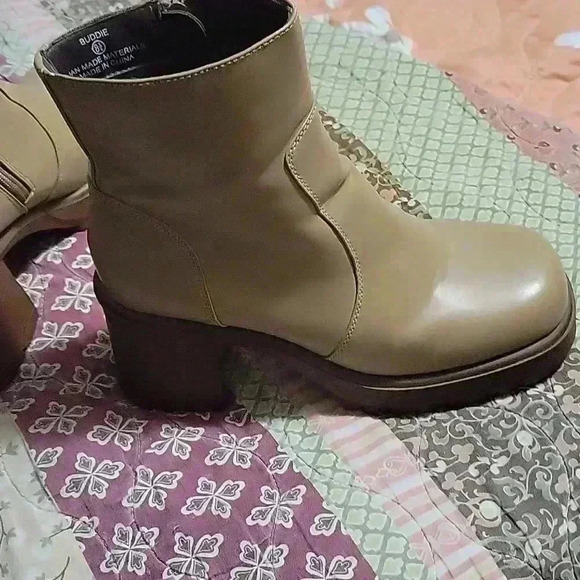 Womens Boots - Picture 3 of 7